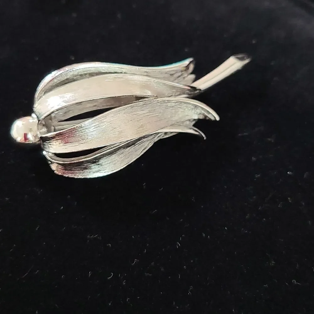 Vintage Droopy Daisy Brooch